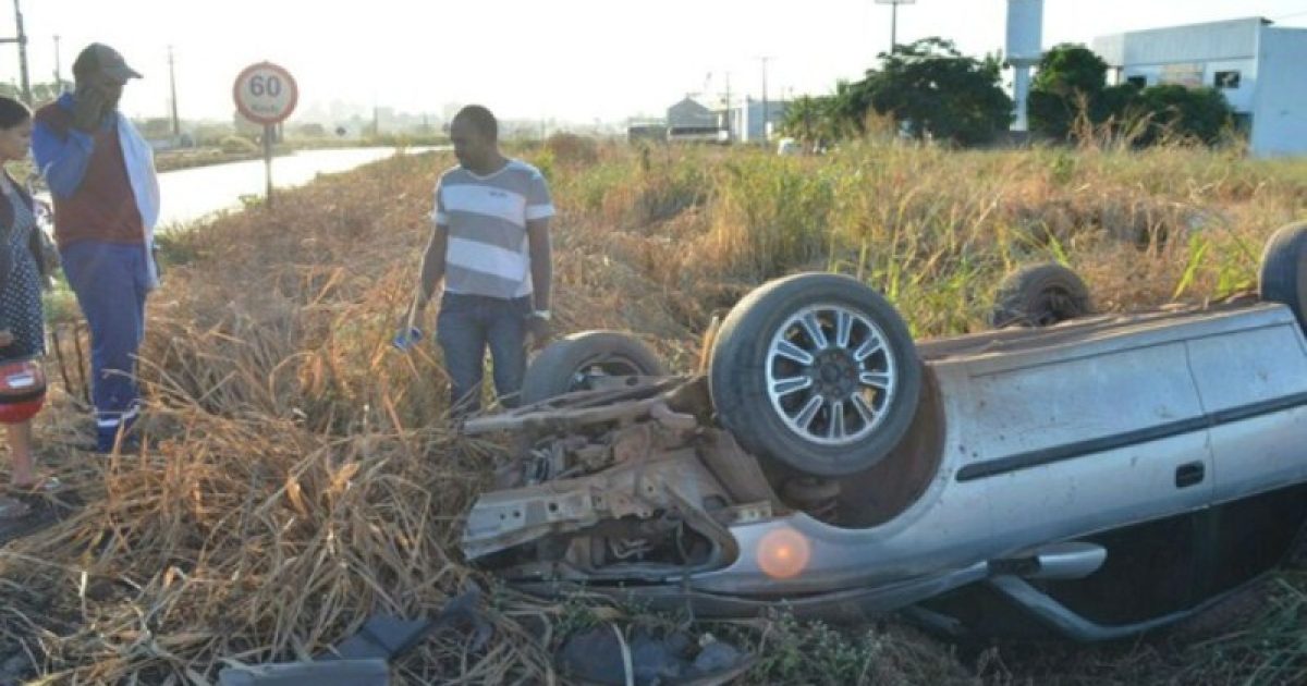 Segundo a polícia, o motorista perdeu o controle do carro em uma curva. Foto: Wesley Santos/Blog do Sigi Vilares.