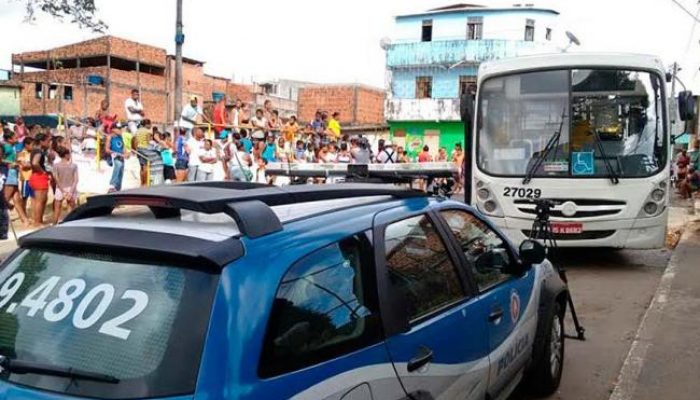 Não se sabe se vítima foi atingida ao tentar subir no veículo. Foto: Edilson Lima.