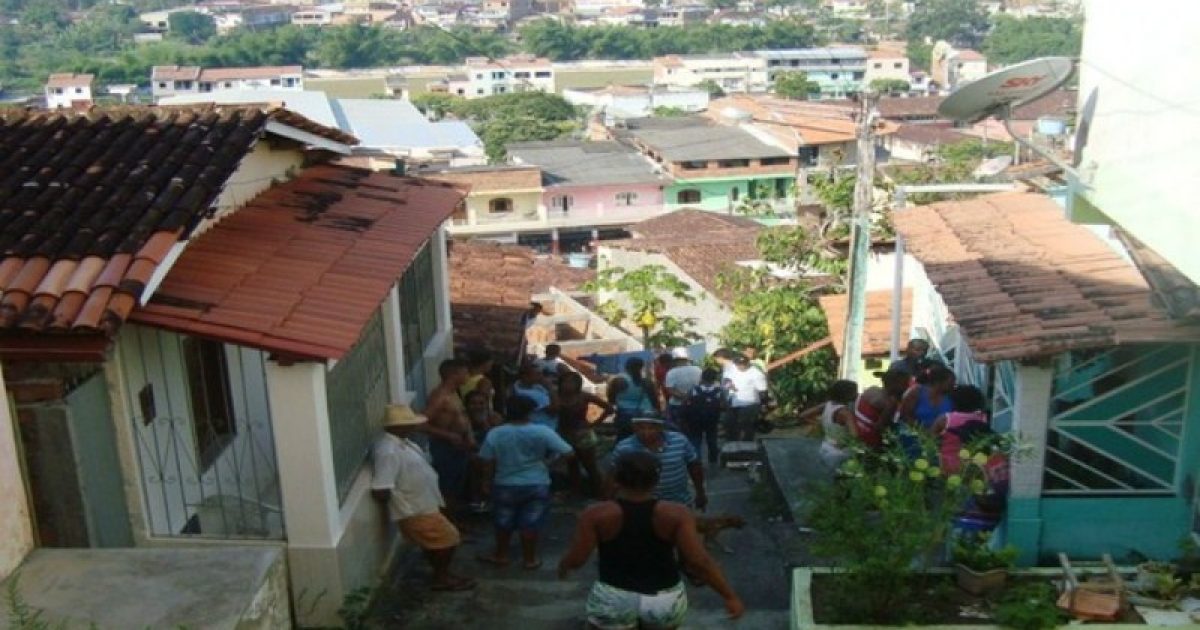 Crime chamou a tenção de vizinhos da família. Foto: Leandro Almeida/Site Mídia Bahia.