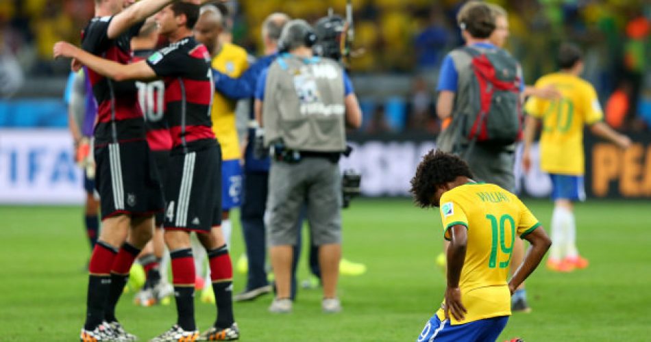 A seleção brasileira caiu de joelhos perante a supremacia alemã (Foto: Reprodução / Alex Livesey/Fifa)
