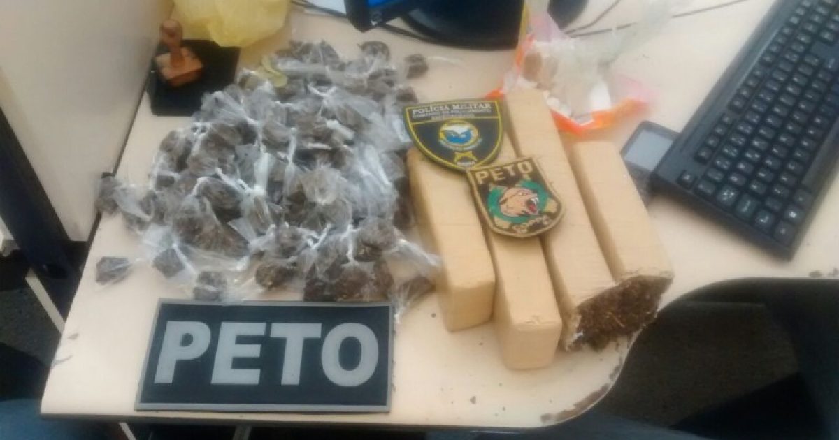 145 trouxas de maconha estavam entre as drogas encontradas pela polícia.