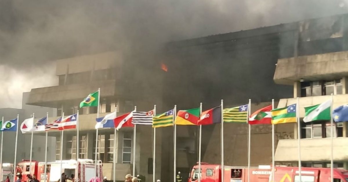O foco das chamas está no terceiro andar do prédio (Foto: Reprodução)