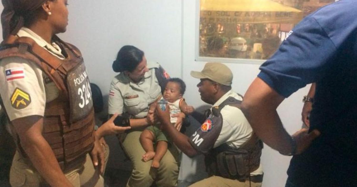 Criança foi resgatada após um folião acionar os policiais. Foto: Divulgação/SSP.