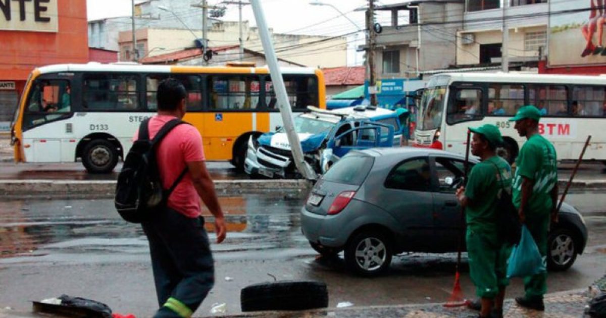 Acidente ocorreu no bairro de Itapuã. Foto: Foto: Leitor via WhatsApp/Correio24Horas.