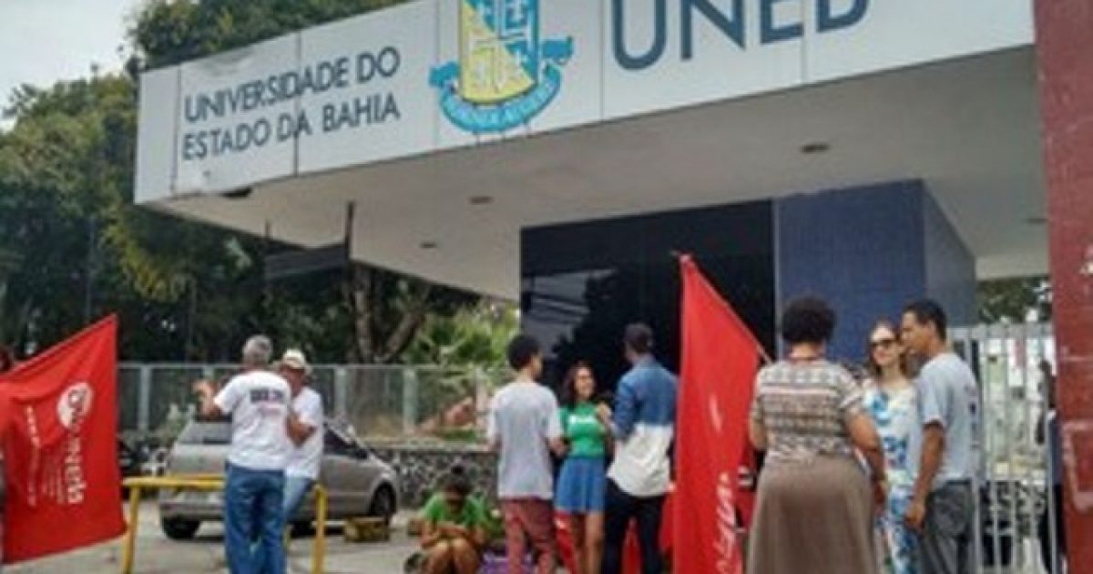 Professores e estudantes fazem protesto em frente
à Uneb, em Salvador. Foto: Murilo Bereta.