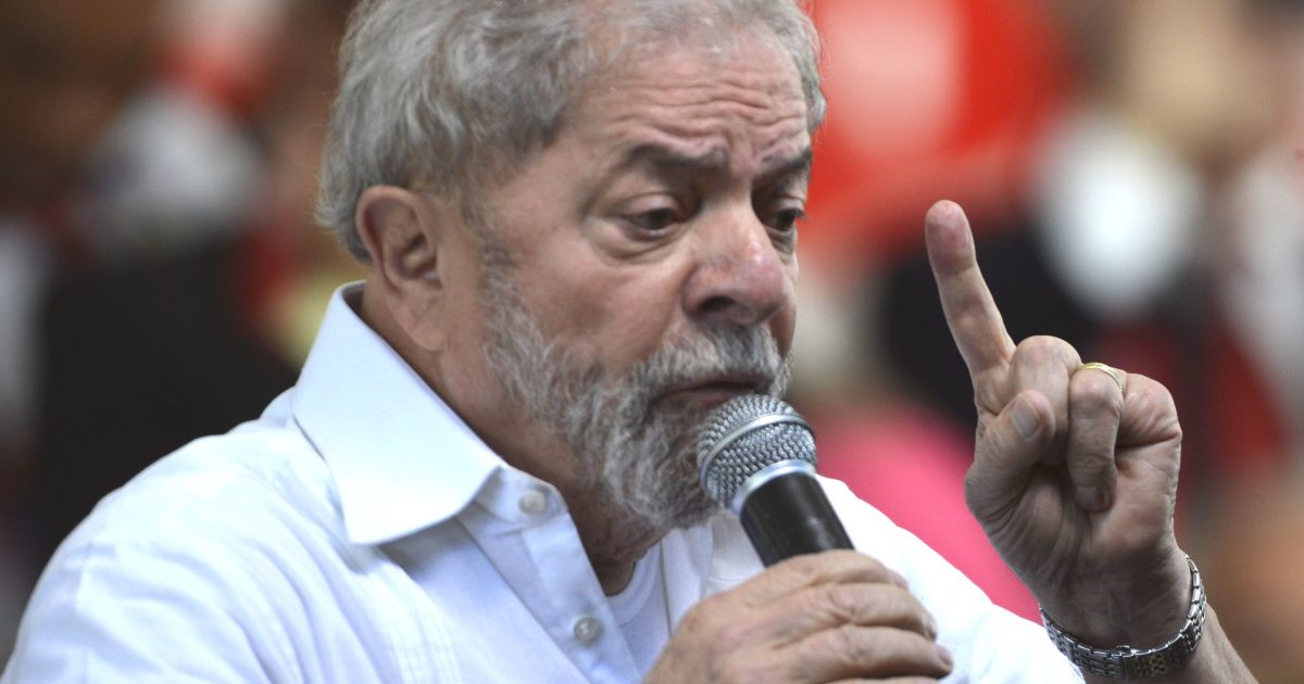 Lula discursa durante manifestação contrária ao impeachment