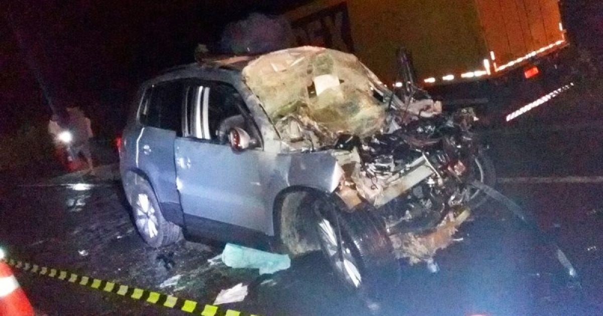 Condutor do veículo, de 69 anos, uma mulher e a criança morreram na hora. Foto: Divulgação/PRF.