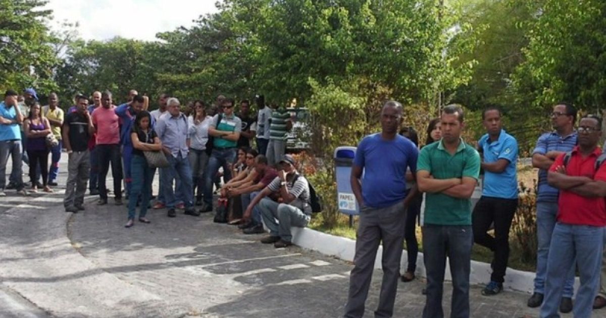 Trabalhadores se recusam a entrar na empresa para iniciar a jornada de trabalho. Foto: João Câmera/Sindiquímica.