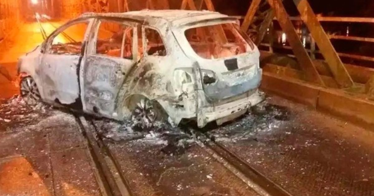 Veículo foi incendiado dentro da Ponte Dom Pedro II, que liga os municípios de Cachoeira e São Félix. Foto: Fábio Santos/Voz da Bahia.