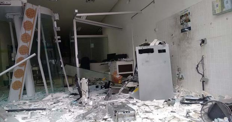 Banco Sicoob, em Jaguaquara, está com a parte interna destruída. Foto: Blog do Marcos Frahm.