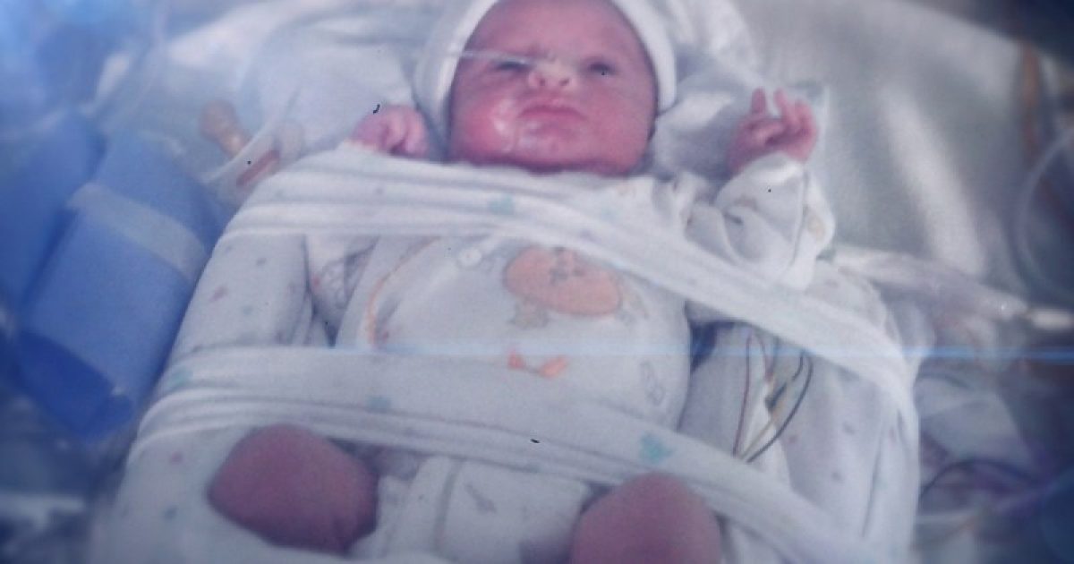 Mãe teve morte cerebral em fevereiro, quando gravidez tinha chega a 17º semana, e foi mantida viva por aparelhos até o bebê completar a 32º (Foto: Reprodução / Tv Globo)
