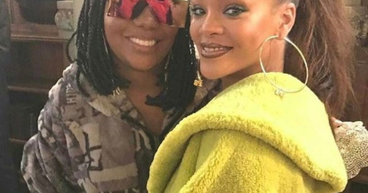 Ludmilla posa com Rihanna após desfile. Musas!. Foto: Reprodução Instagram.