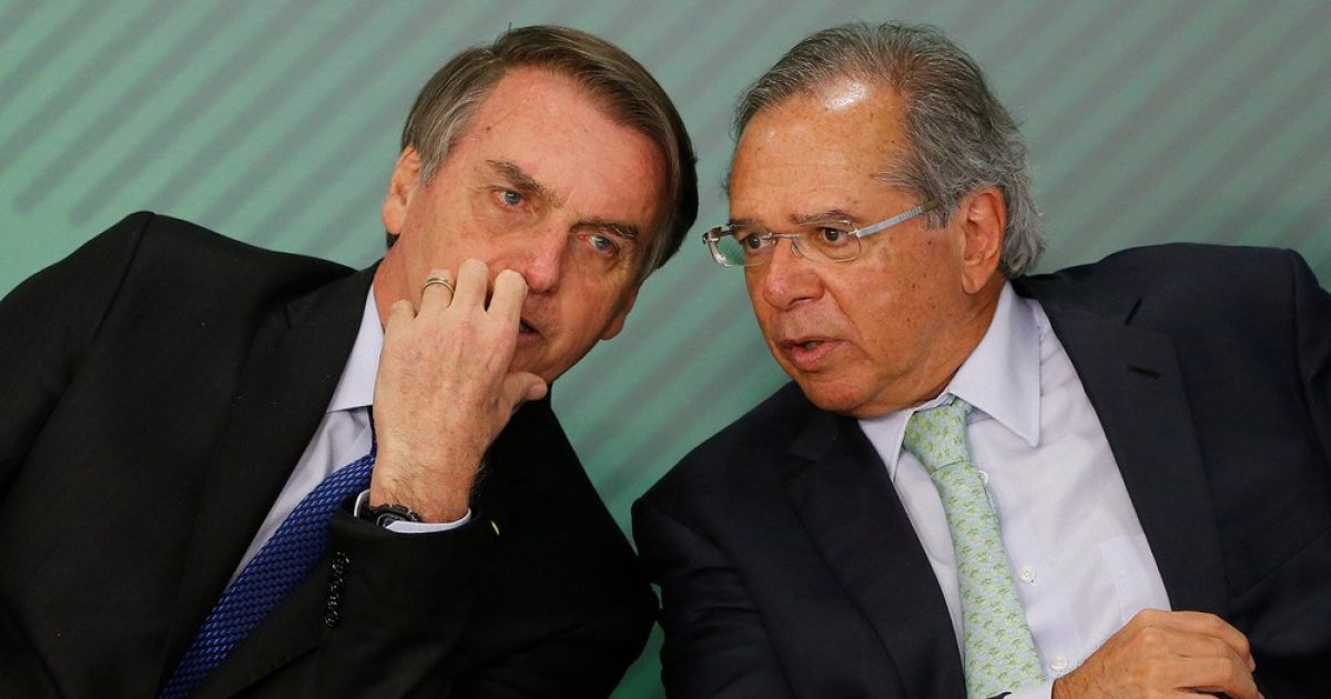 Jair Bolsonaro e o ministro da Economia, Paulo Guedes, durante cerimônia no Palácio do Planalto — Foto: Adriano Machado/Reuters