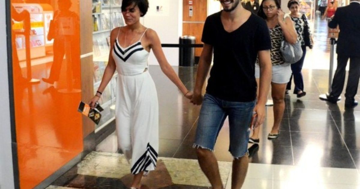Gabriel Leone e Carla Salle em shopping carioca. Foto: Webert Belizio/Ag. News.