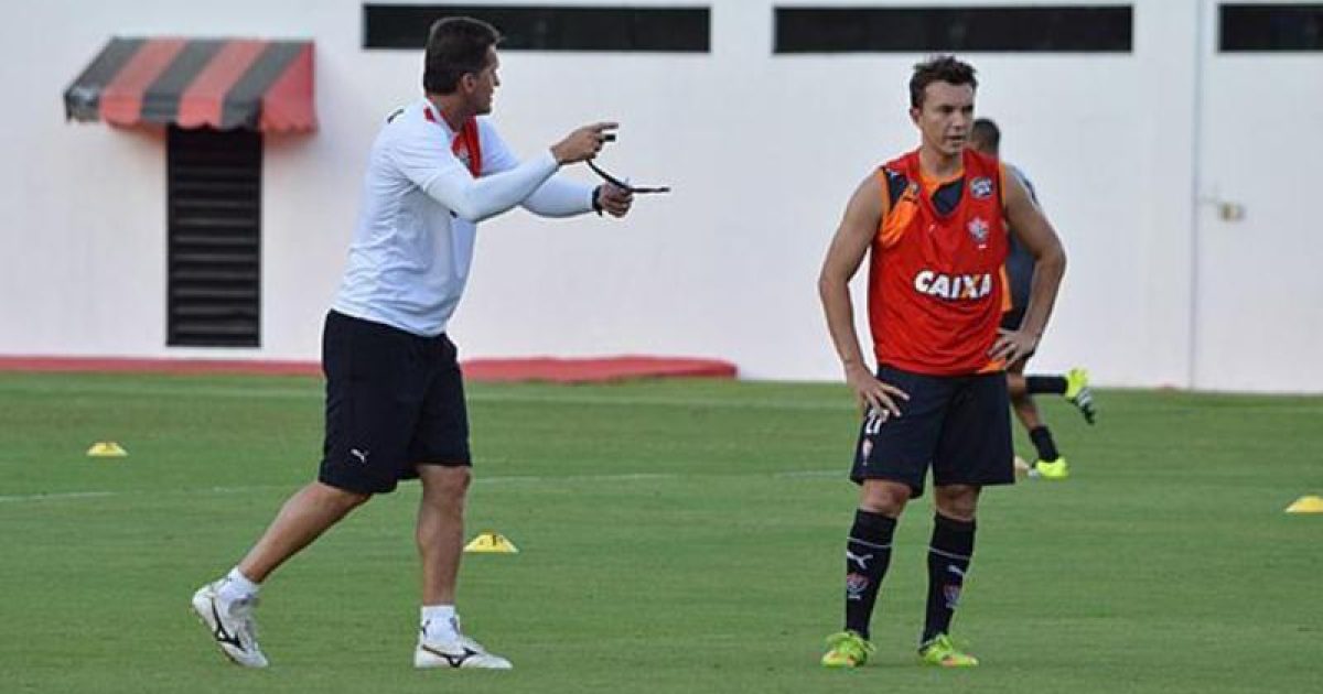 Mancini pode escalar Dagoberto (D), mas afirma que atacante ainda não está em sua melhor forma. Foto: Francisco Galvão/EC Vitória.