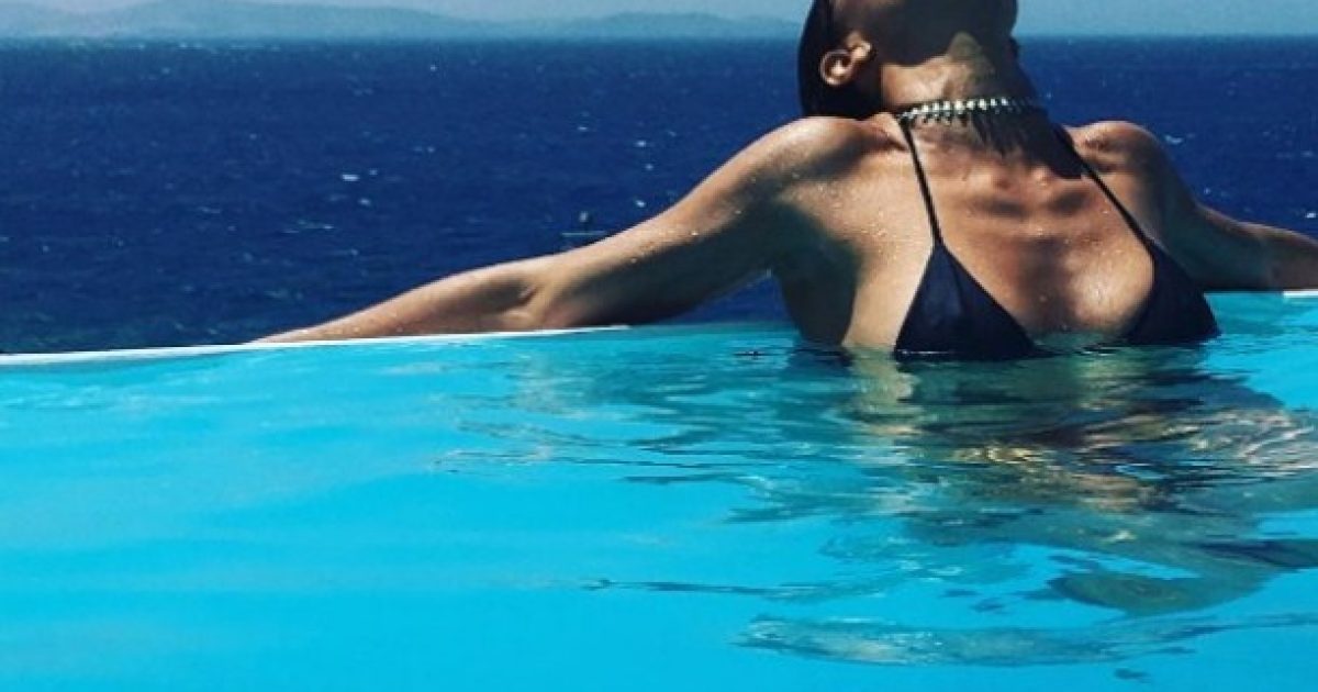 Juliana Paes relaxa na piscina. Foto: Reprodução/Instagram.