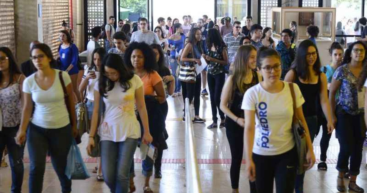 Estudantes em prédio da UNB: universidades federais podem perder 13.710 cargos até julho
