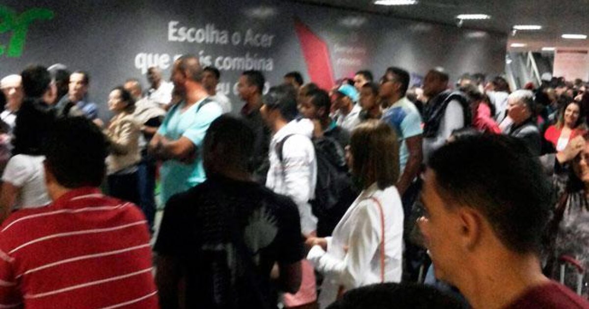 Passageiros aguardaram a solução do problema no saguão do aeroporto. Foto do leitor A Tarde/Carlos Alberto/Via WhatsApp.