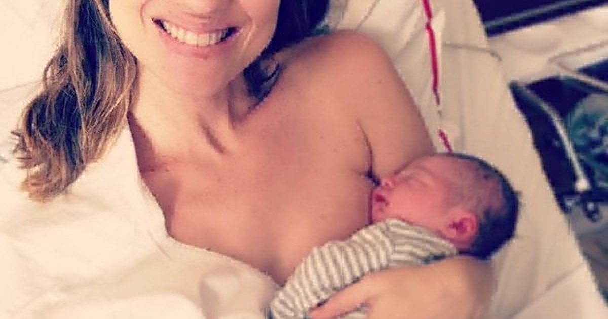 Carolina Kasting com o filho recém-nascido no colo. Foto: Reprodução/Instagram.