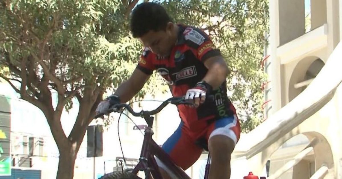 A bicicleta usada no desafio é semelhante a uma ergométrica de academia.  (Foto: Reprodução / Tv Bahia)