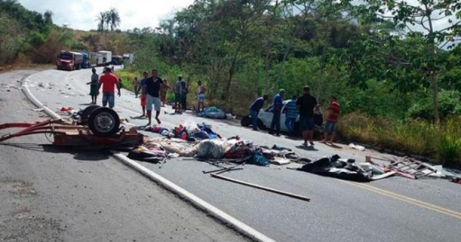 A pista ficou parcialmente interditada, por conta da carroceria do veículo e pertences das vítimas espalhados np local.  (Foto: Reprodução / Cely Cavalcante | Via Whatsapp)
