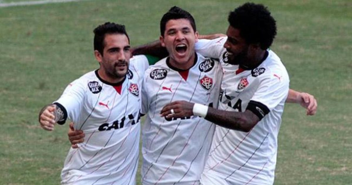 Jogadores comemoram o segundo gol do rubro-negro no Castelão (Foto: Reprodução / A Tarde)