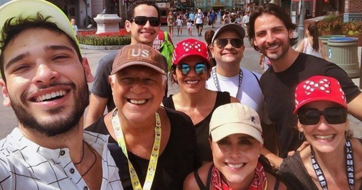 Antonio Fagundes se diverte com a mulher (de boné claro), a ex (de boné vermelho, atrás dele) e o filho (à esquerda) na Disney. Foto: Reprodução/Instagram.