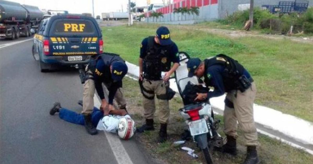 Policiais encontraram com o motociclista quatro pacotes com drogas. Foto: Divulgação/PRF.