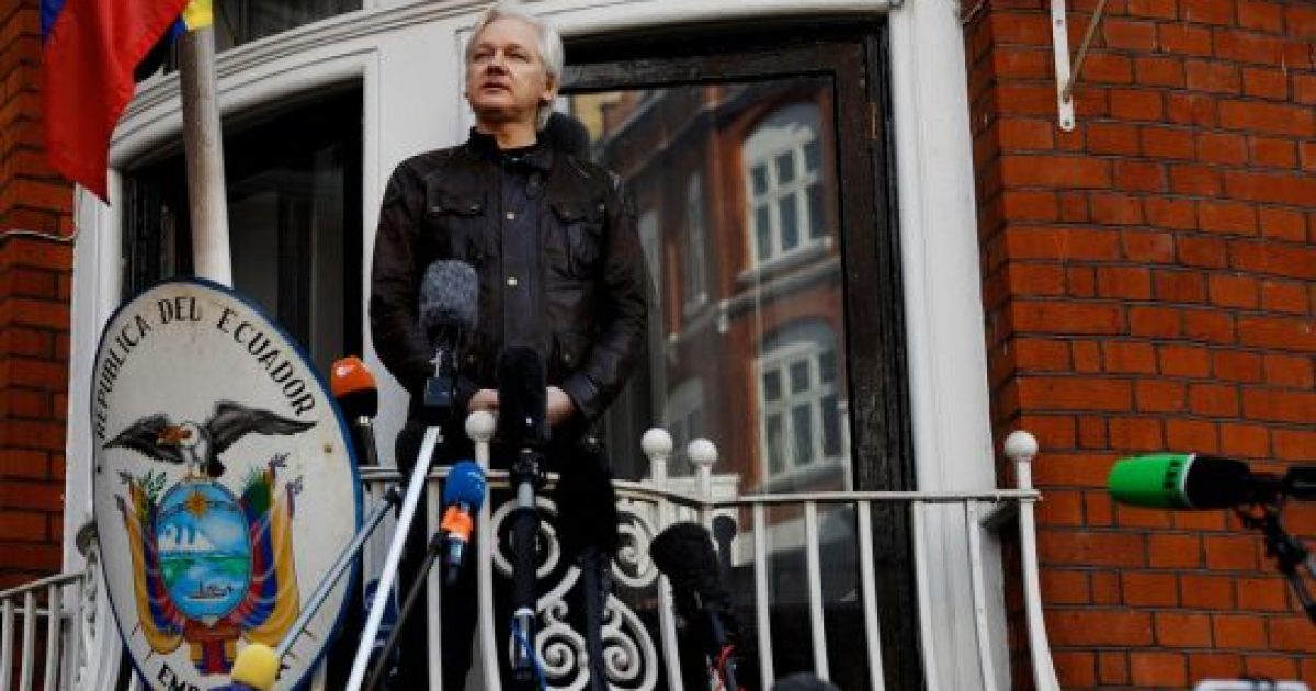 Julian Assange, em frente à Embaixada do Equador, onde foi preso nesta quinta-feira.