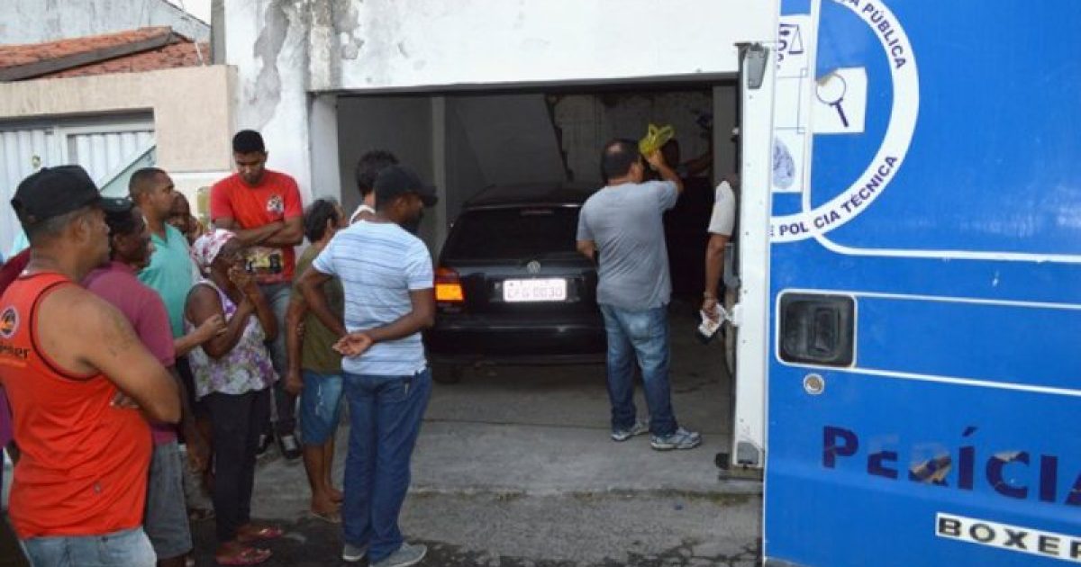 Vizinhos encontraram o carro da vítima com a porta aberta na garagem do imóvel. Foto: Ed Santos.