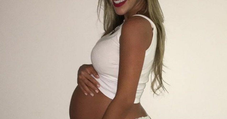 Ex-BBB Adriana Sant'Anna mostra barriga e fãs comparam com Barbie