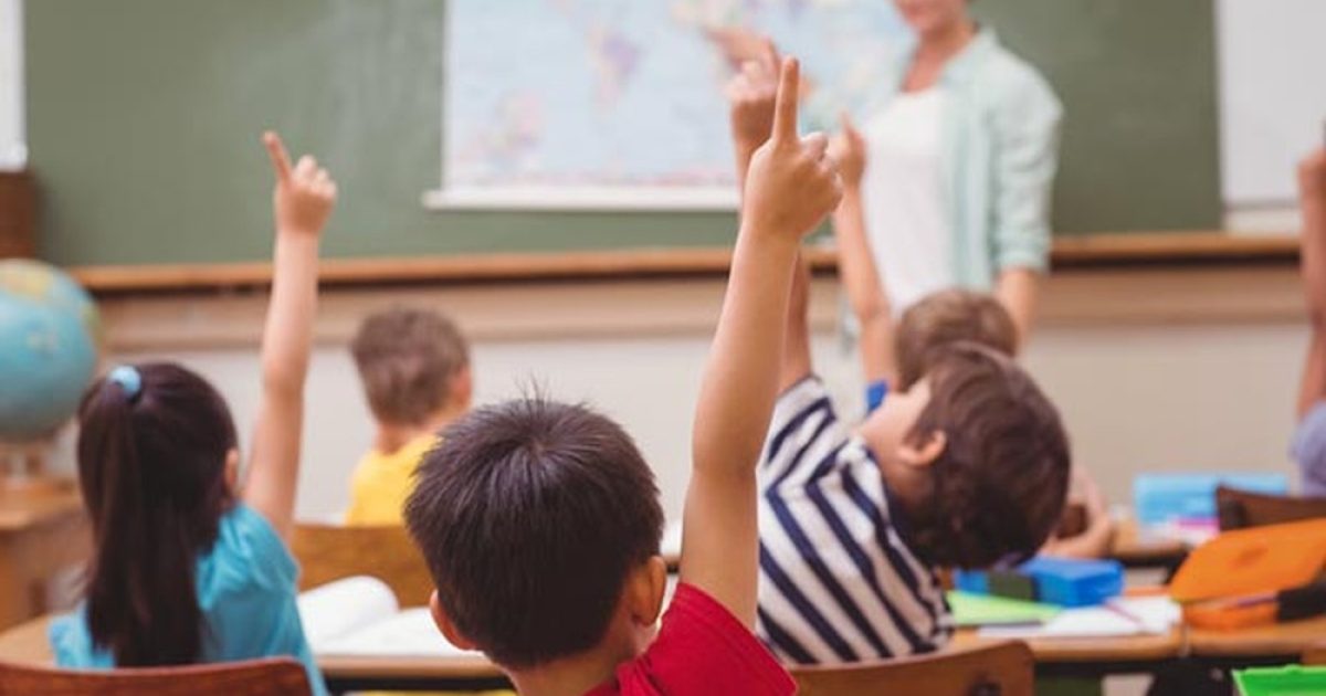 A alfabetização deve ocorrer nos dois primeiros anos do ensino fundamental, conforme a nova orientação da Base Nacional Curricular — Foto: Shutterstock