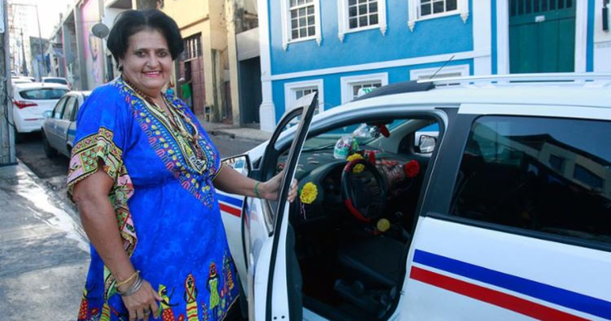 Táxi do Amor', um carro conduzido pela risonha Valdete Araújo, 49 anos, a Val (Foto: Reprodução / Margarida Neide)