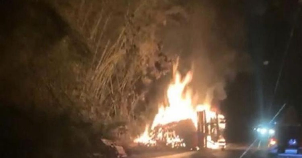 O caminhão ficou em chamas e as causas do acidente serão investigadas. Foto: Reprodução