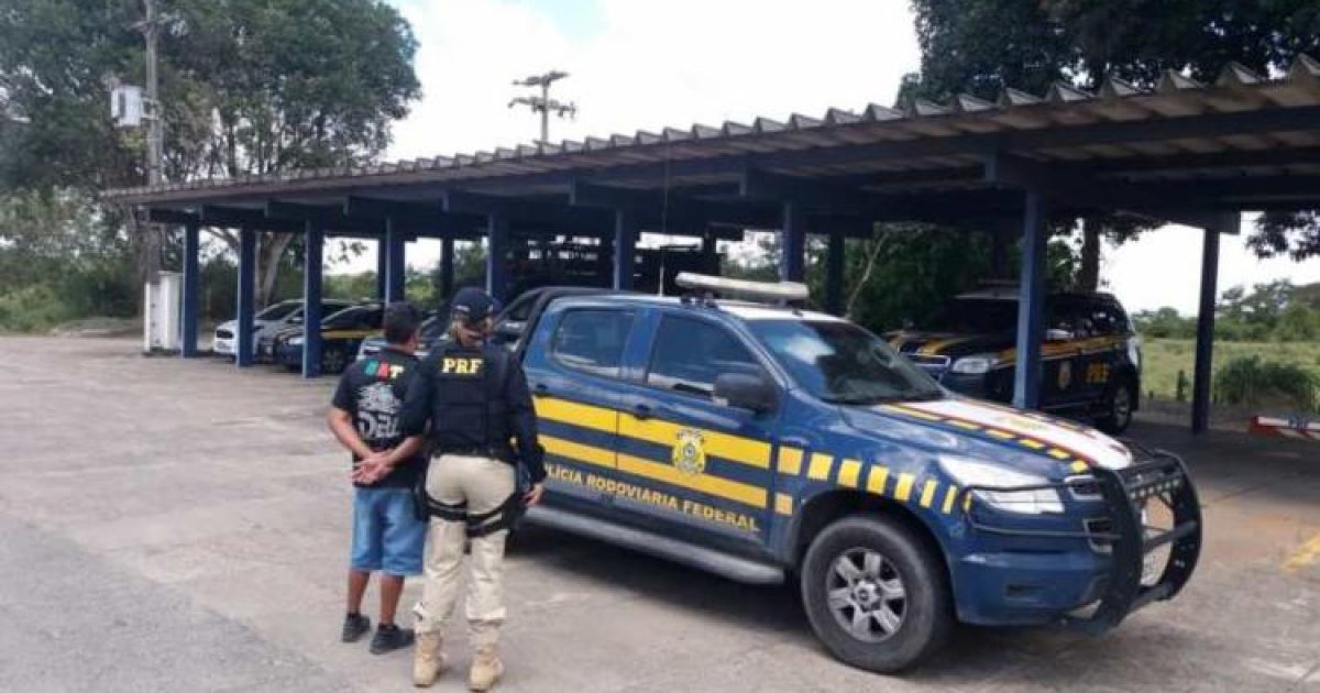 Agentes realizavam uma fiscalização a um caminhão quando identificaram o suspeito (Foto: Divulgação | PRF-BA)