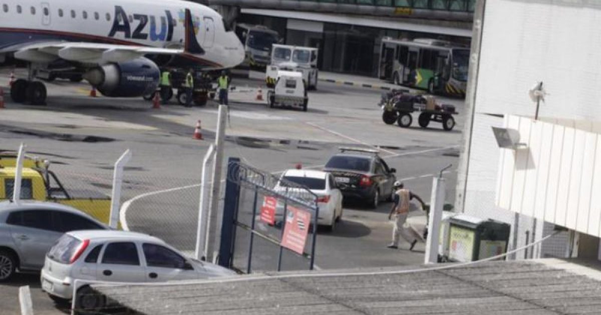 Momento da chegada de carro da PF no aeroporto de Salvador. Foto: Luciano da Matta.