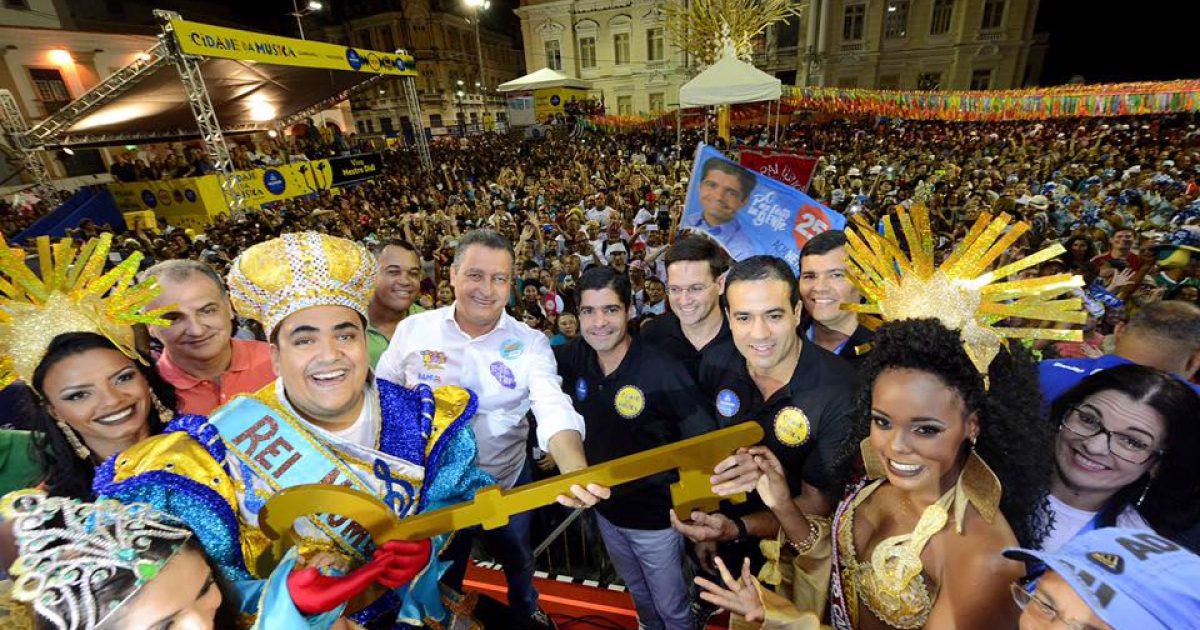 Entrega das chaves da cidade ao rei Momo foi feita pelo prefeito ACM Neto com a participação do governador Rui Costa (Foto: Facebook/ACM Neto Oficial)