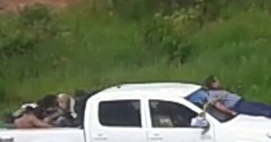 A quadrilha põe refém amarrado nos carros de fuga (Foto enviada através de whatsapp)