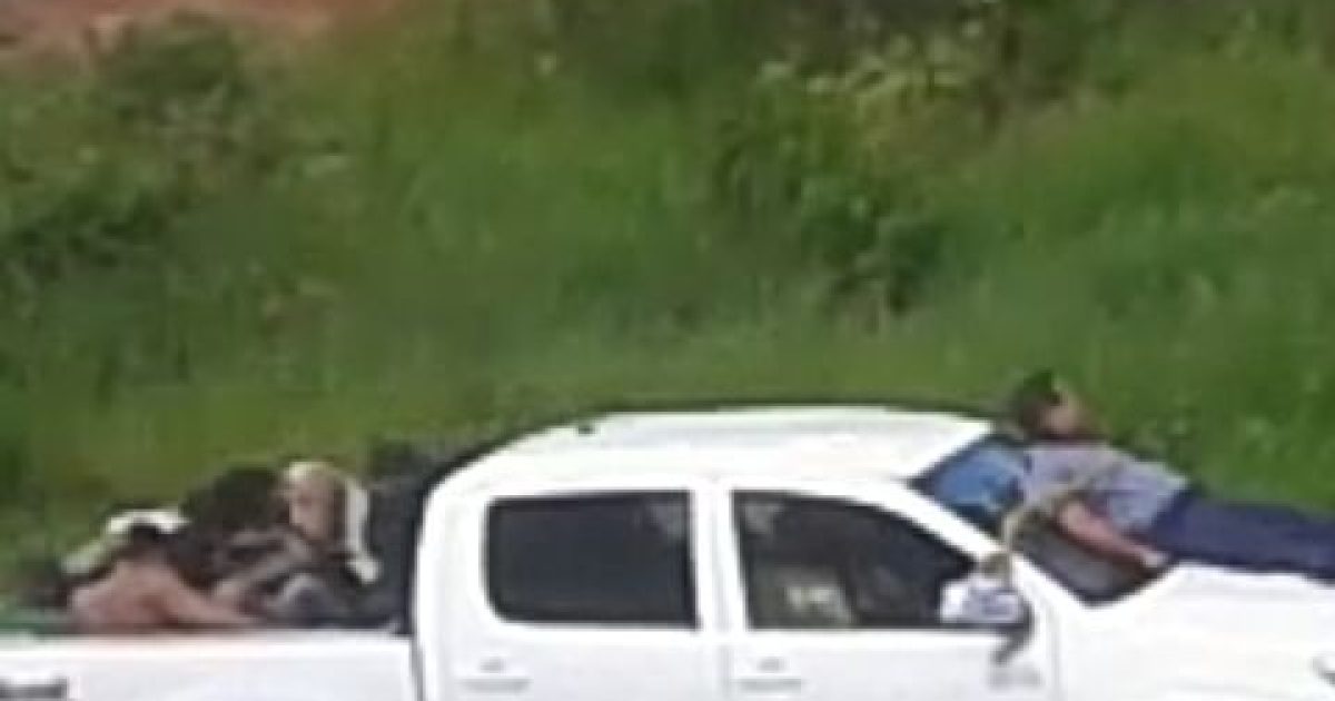 A quadrilha põe refém amarrado nos carros de fuga (Foto enviada através de whatsapp)