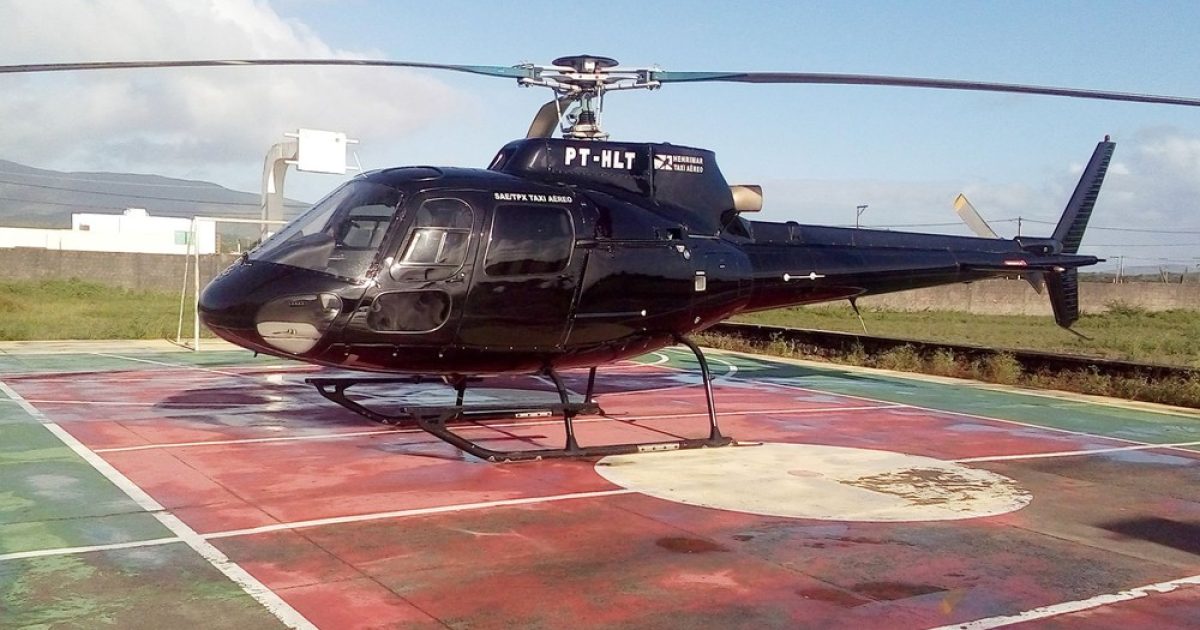 Helicóptero com o presidente da Alba fez parada de segurança em quadra de escola na Bahia (Foto: Site Bahia10/Leandro Alves)