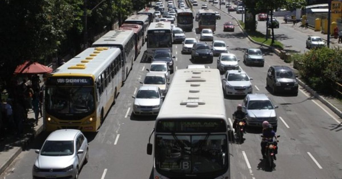Obras da Coelba interditam trânsito no Costa Azul e avenida Tancredo Neves. Foto: Arquivo Correio.