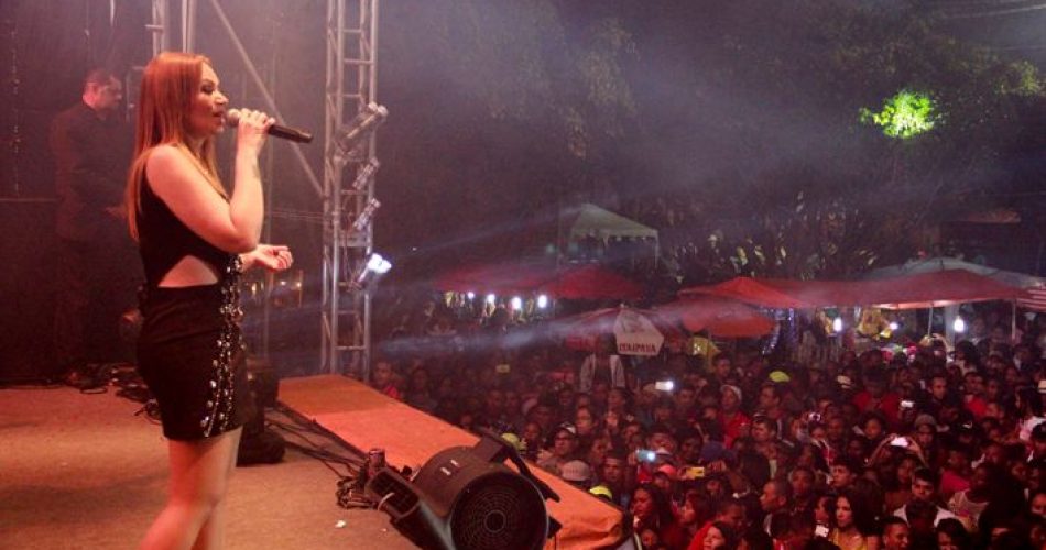 Solange canta para a multidão em Maria Quitéria. Foto Arivaldo Publio.