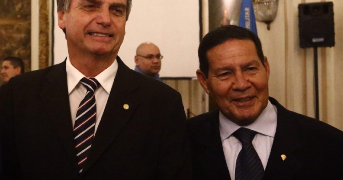O candidato à Presidência pelo PSL, Jair Bolsonaro, posa para foto ao lado do general Mourão durante sua posse na presidência do Clube Militar, no centro do Rio de Janeiro, em junho de 2018 (Foto: Fábio Motta/Estadão Conteúdo