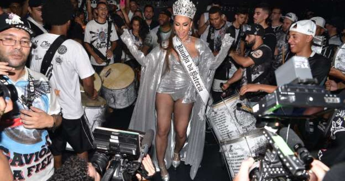 Sabrina Sato é coroada como rainha de bateria da Gaviões da Fiel em ensaio da escola de samba (Foto: Reprodução / Instagram)
