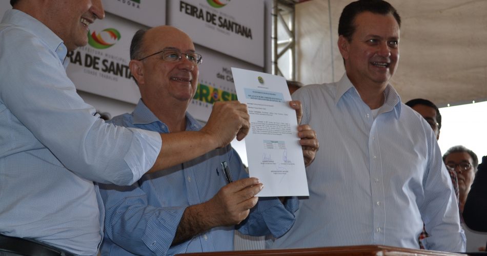 Governado Rui Costa, o prefeito José Ronaldo e o ministro das Cidades, Gilberto Kassab exibem a ordem de serviço para a construção do BRT de Feira de Santana. Foto: Olá Bahia