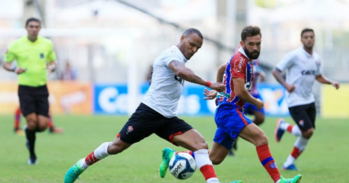 Rubro-negro Patric acabou expulso enquanto o tricolor Allione marcou um golaço (Foto: Felipe Oliveira/EC BAHIA)