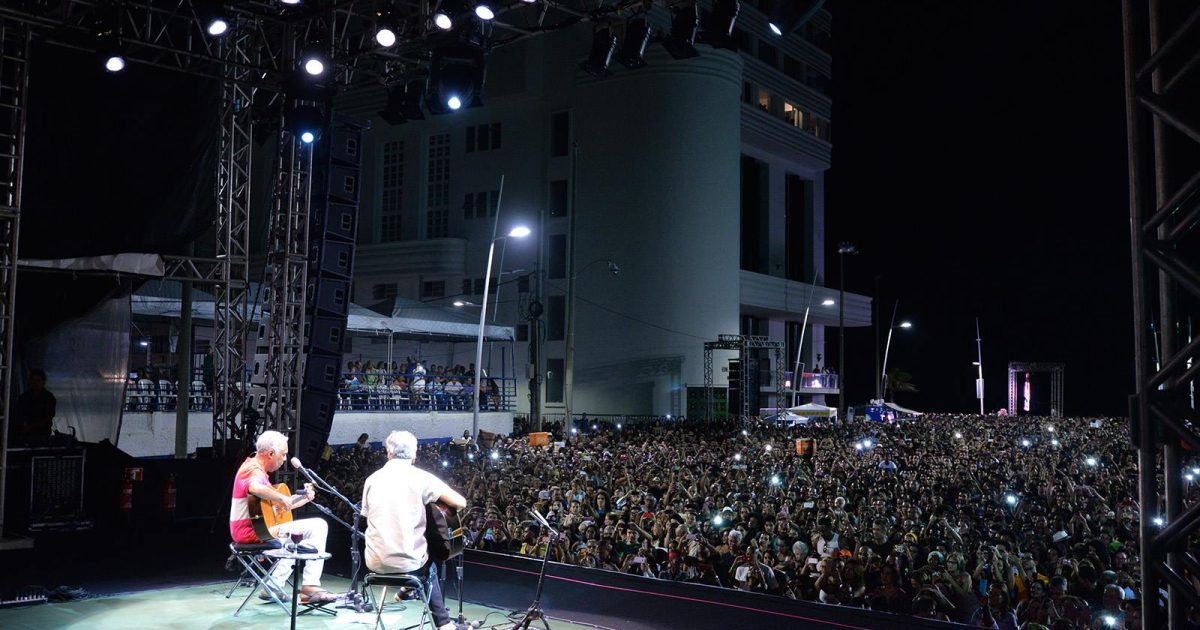 Multidão lota show de Caetano e Gil em Salvador. (Foto: Max Haack)