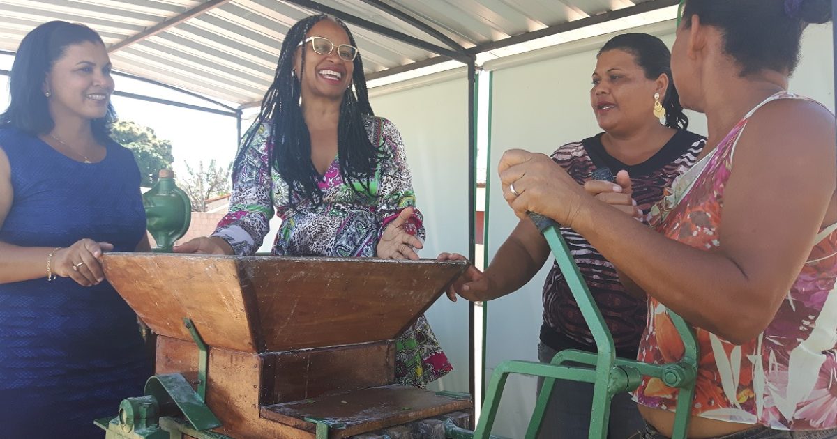 Trabalhadoras do município de Sento Sé recebem Casa de Farinha Móvel. (Foto: Maisa Amaral)