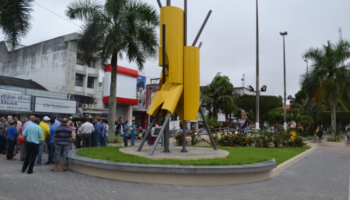 Praça J. Pedreira abriga escultura “Caminho da Feira de Santana”, do artista plástico feirense Juracy Dórea. Foto: Olá Bahia