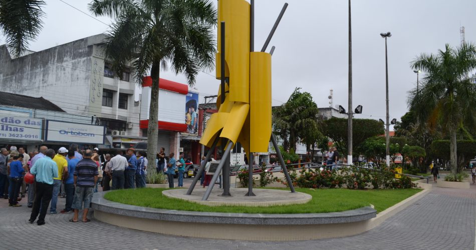 Praça J. Pedreira abriga escultura “Caminho da Feira de Santana”, do artista plástico feirense Juracy Dórea. Foto: Olá Bahia